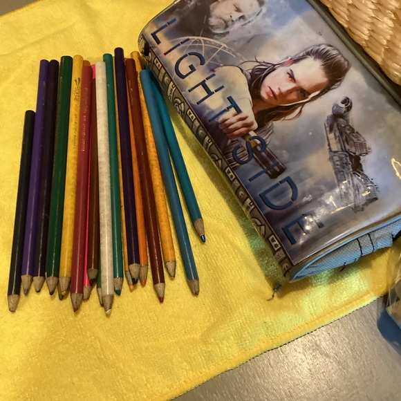 Star Wars pencil case and colored pencils. - Picture 3 of 7